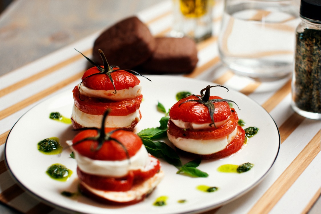 Torre de mozzarella de búfala, molho de tomate e manjericão - Bertazzoni