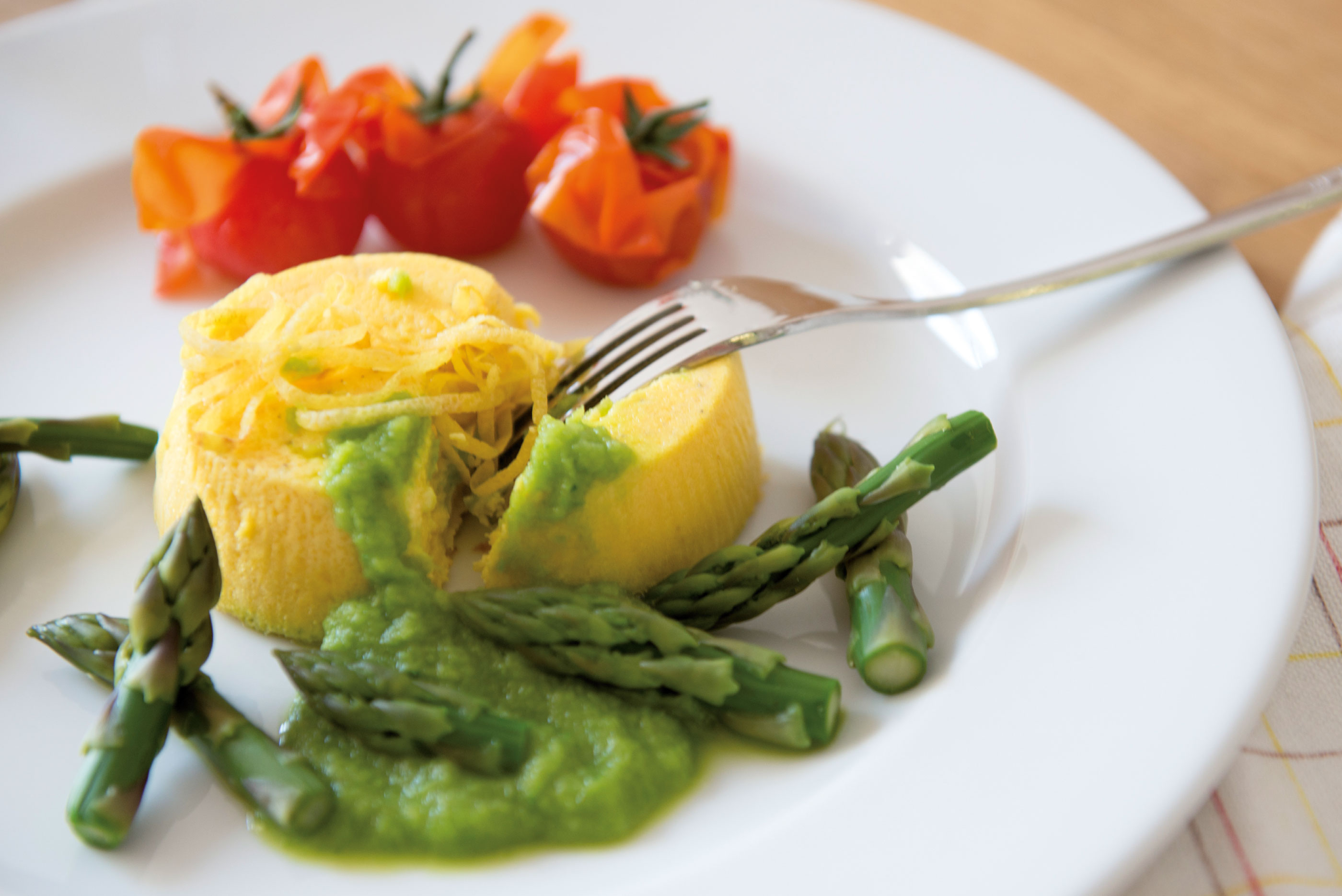 Torta de queijo parmesão com molho de espargos - Bertazzoni