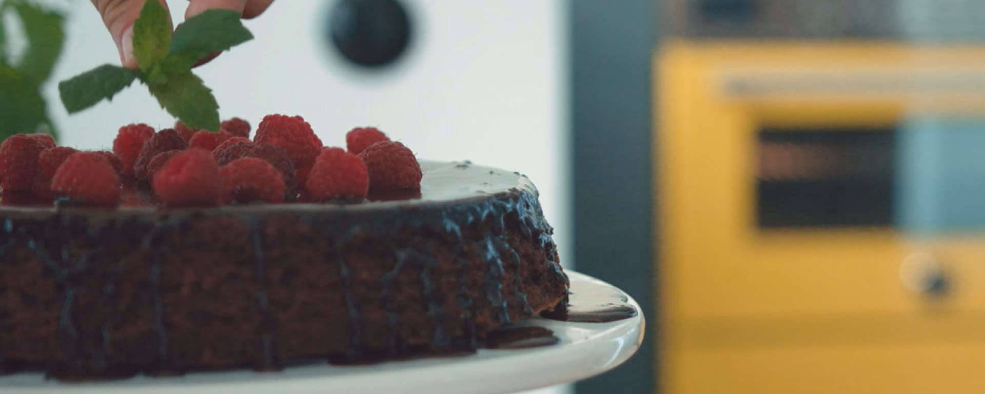 Bolo de chocolate com framboesas frescas - Bertazzoni