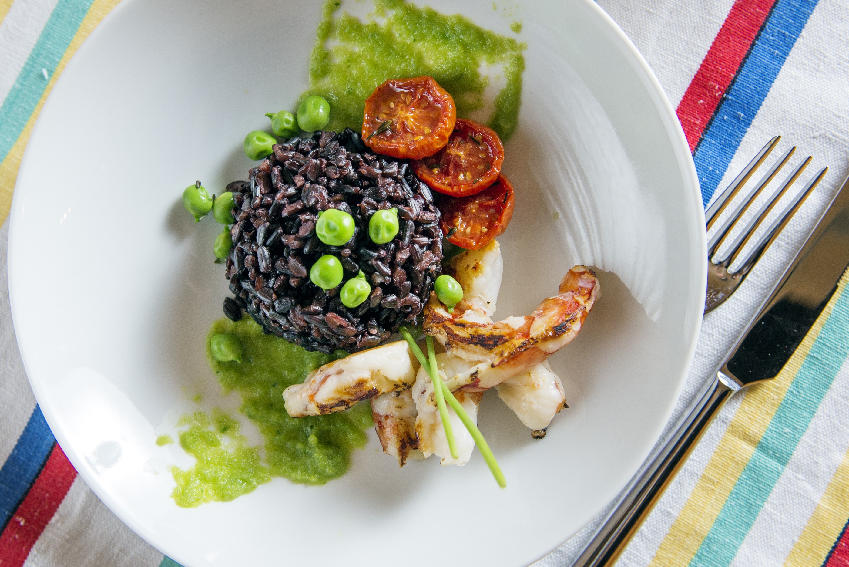 Arroz Venus preto com tomate cherry caramelizado, ervilhas e gambas - Bertazzoni