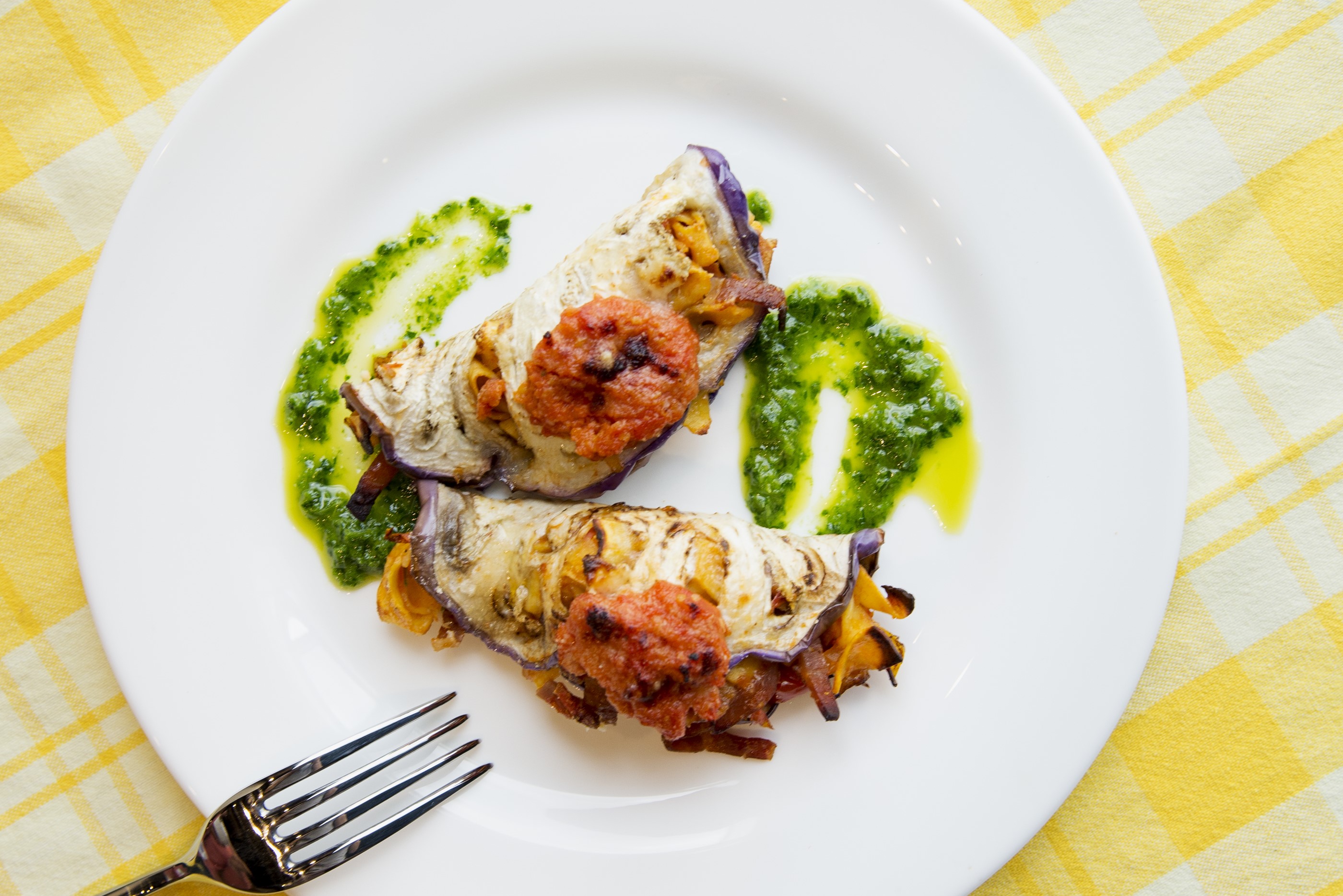 Rolinhos de beringela com massa, molho de tomate e presunto - Bertazzoni